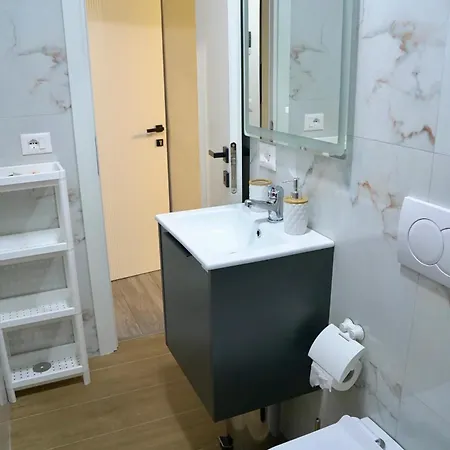 Arni's Guest house *